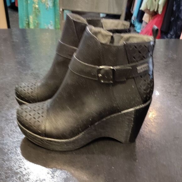 Jambu Black Heeled Boots with Chunky Heel and Decorative Strap - Picture 4 of 6